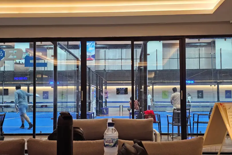 Lounge sofas facing the courts