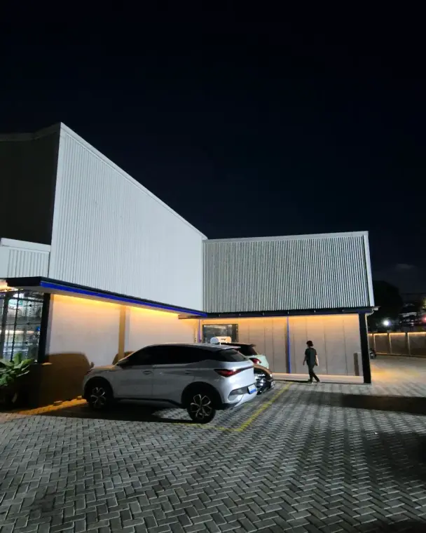 The building at night