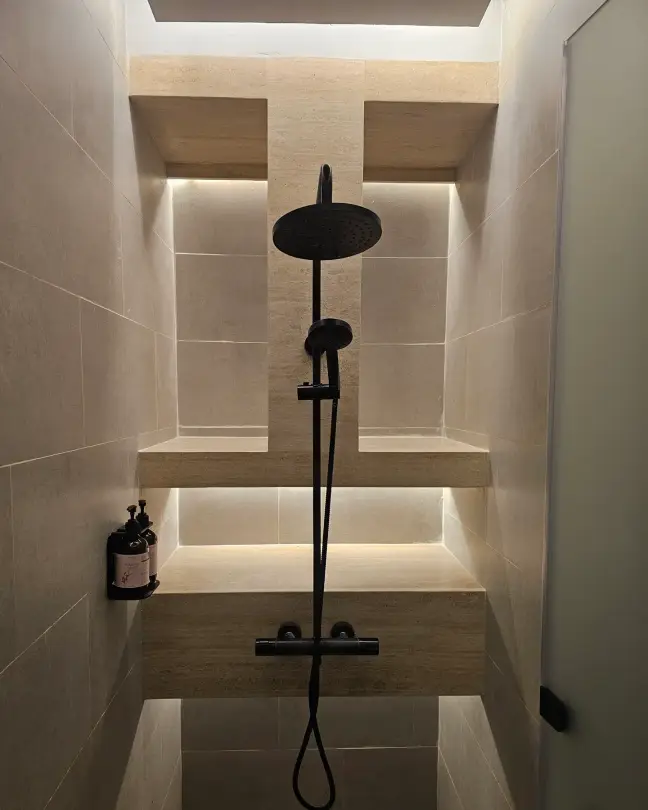 A rain shower niche
